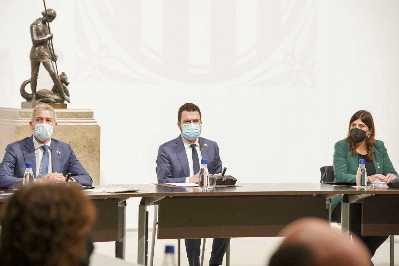 Le président et les deux conseillers au sommet pour la langue catalane à l'école