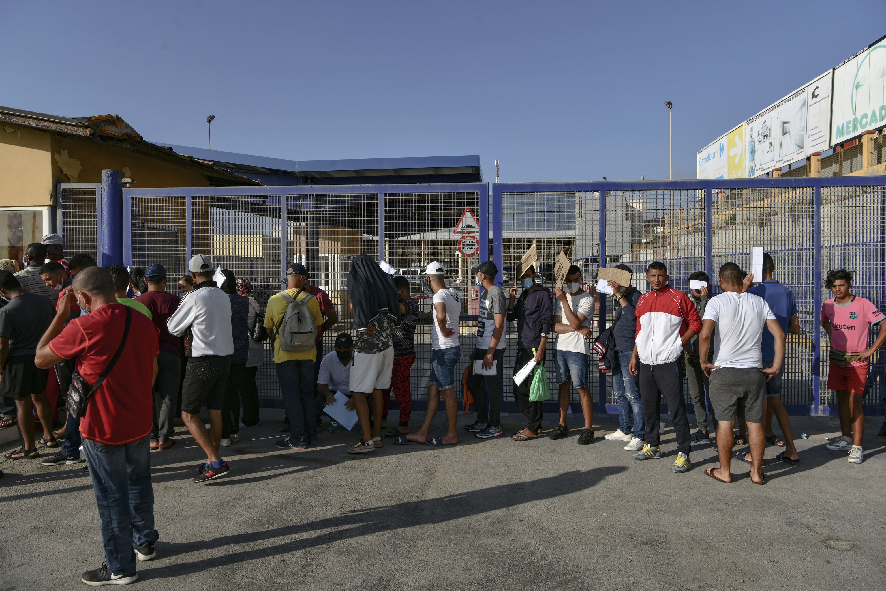 Plusieurs immigrés aux portes de la frontière de Tarajal, à Ceuta.