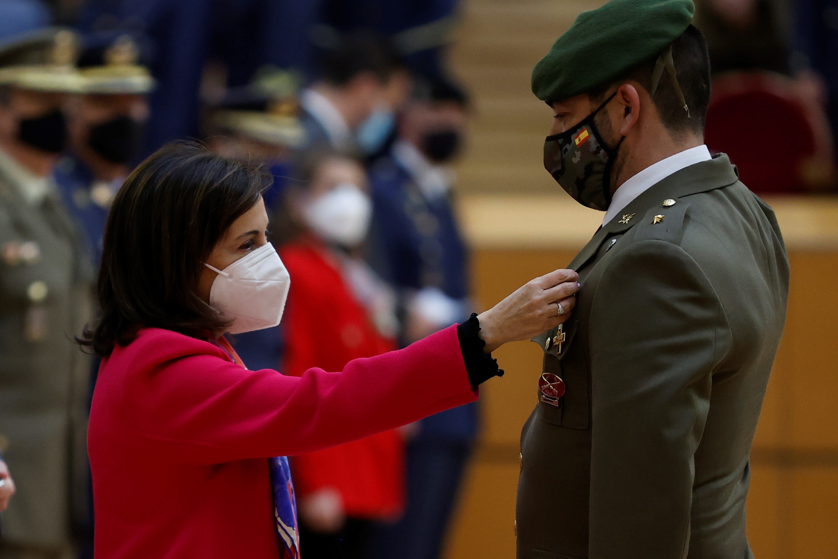 La ministre Margarita Robles rend hommage à un militaire.