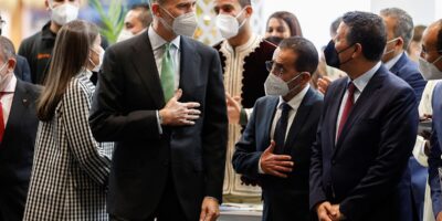 Le Roi et la Reine ajoutent un geste de détente avec le Maroc en visitant leur exposant au Fitur