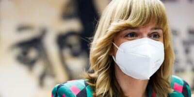 Pilar Alegra pose un test spécifique pour pouvoir entrer dans la carrière d&rsquo;enseignant