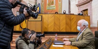 Moreno répond à la pression de l&rsquo;opposition en annonçant des renforts pour apaiser la « tension » dans les soins primaires