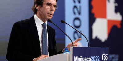 Aznar soutient Casado mais demande de régler le conflit interne avec Ayuso