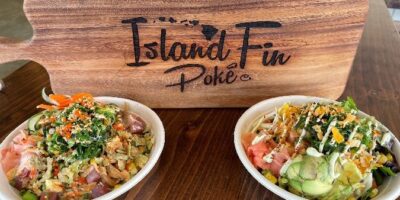 Island Fin Poké vend le marché du sud de la Floride à un résident local de Miami