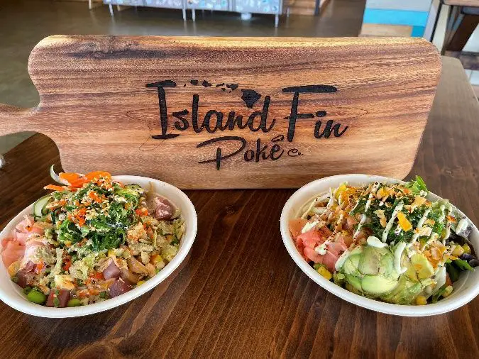 Island Fin Poké vend le marché du sud de la Floride à un résident local de Miami