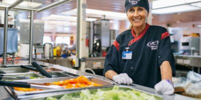 Le portail de formation en restauration met les voiles avec Mercy Ships pour offrir un apprentissage en ligne aux bénévoles de la restauration