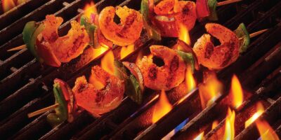 Vivez la belle vie avec les brochettes de crevettes grillées au feu de Taziki