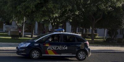 Un homme de 22 ans est arrêté pour avoir agressé sa compagne et l&rsquo;avoir détenue dans une pièce fermée à clé