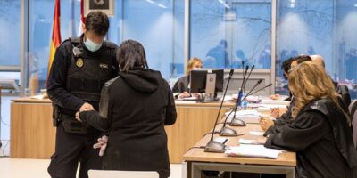Les perquisitions d&rsquo;Adriana et de sa mère avant le crime : « Suffocation chez les enfants de plus d&rsquo;un an », « se couper les poignets à temps »…