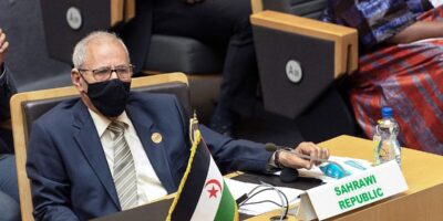 Qui était l&rsquo;homme en costume-cravate qui a organisé l&rsquo;arrivée de Ghali en Espagne au pied de la piste ?