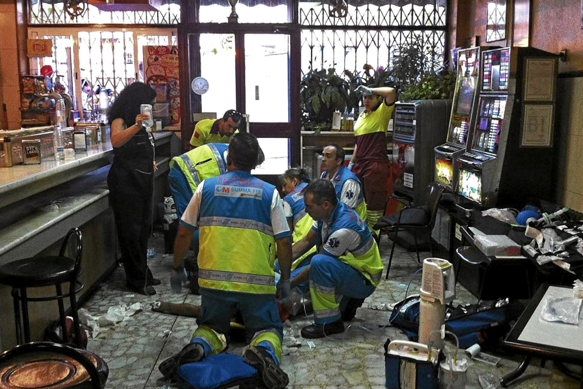 Les ambulanciers tentent de ranimer un jeune homme.