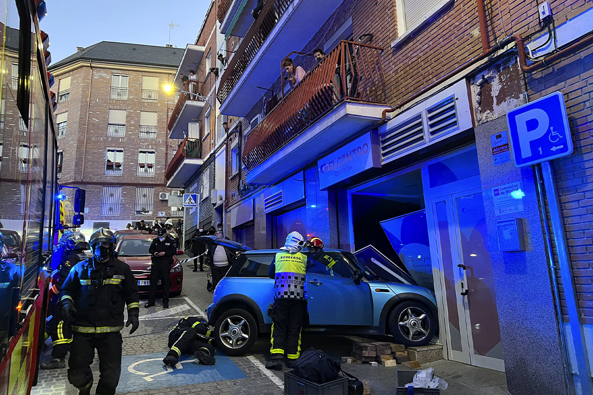 Une voiture percute un local à Las Rozas.
