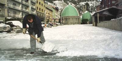 La neige et le mauvais état de la mer mettent huit communes en alerte jaune