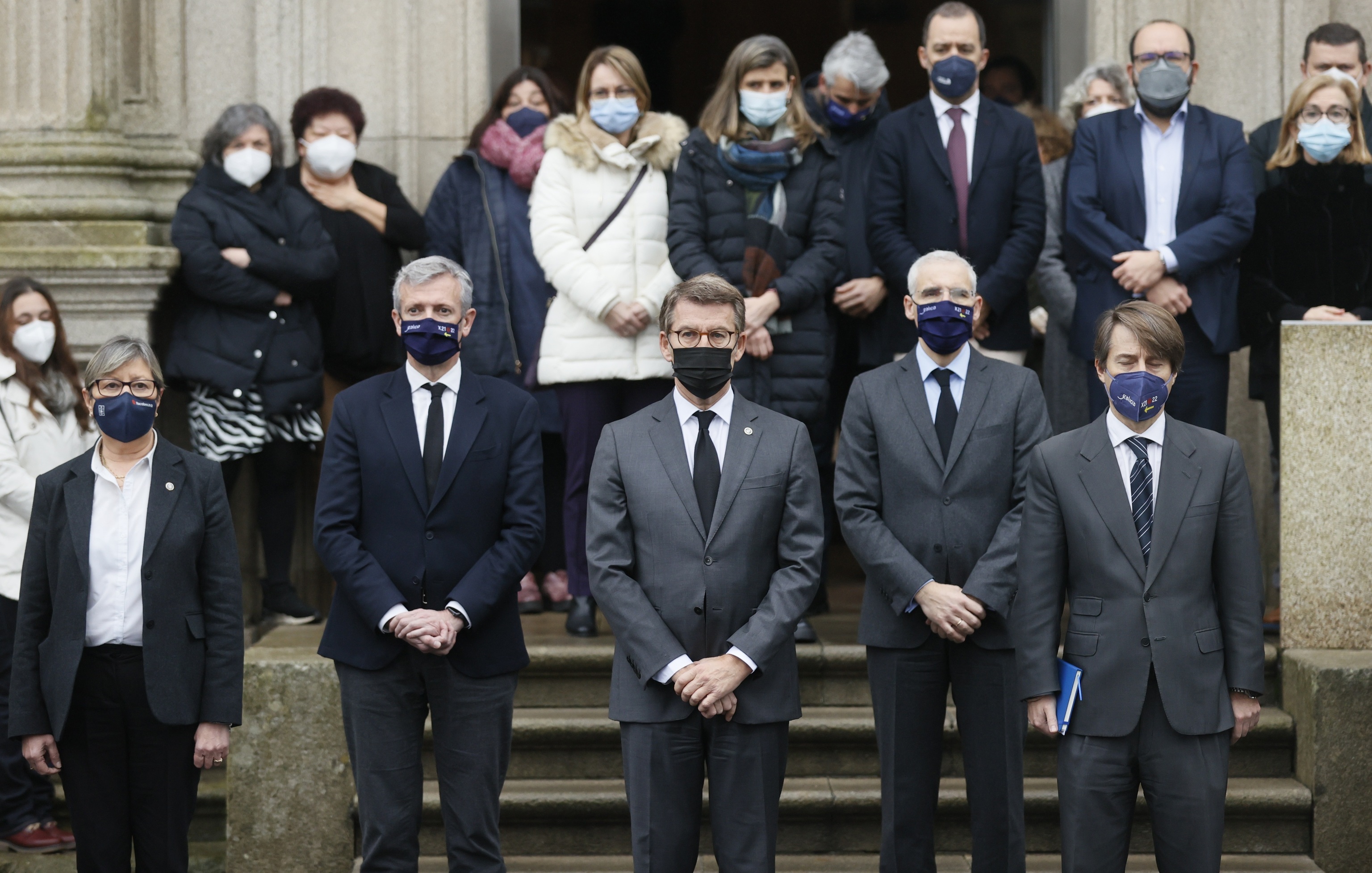 Alberto Núñez Feijóo et d'autres membres de la Xunta observent une minute de silence pour les victimes du naufrage.