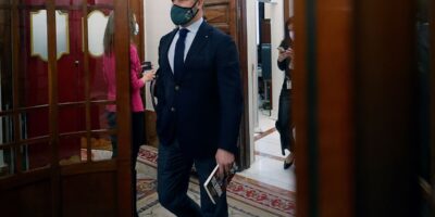 Vox se présente comme « l&rsquo;alternative » au gouvernement Sánchez en pleine crise du PP et évite de faire référence à Casado
