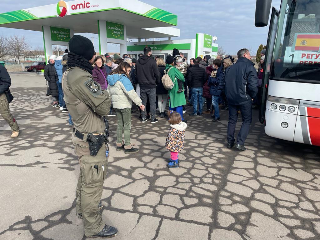 Un géo à côté d'un des bus lors d'un arrêt de ravitaillement.