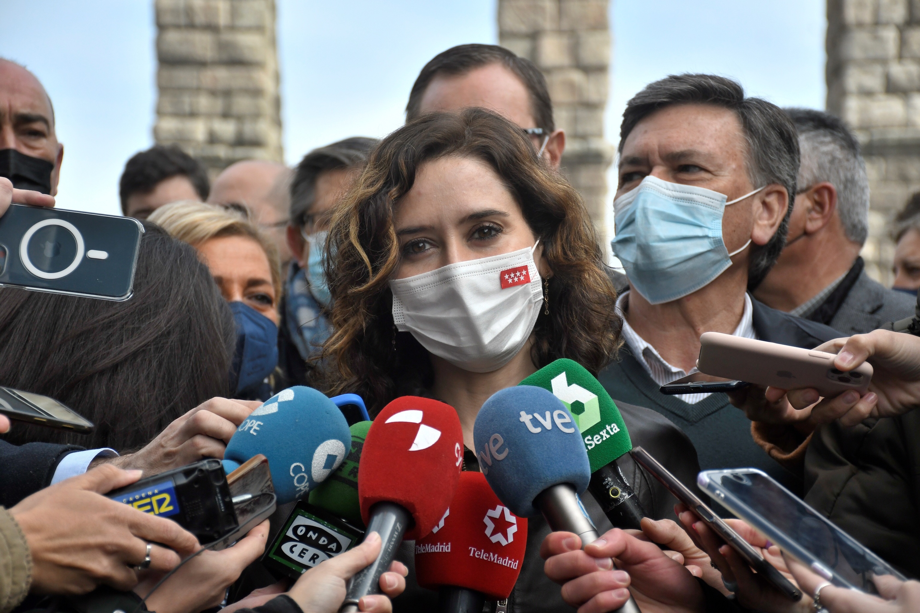 Le président de la Communauté de Madrid assiste les médias à Ségovie.