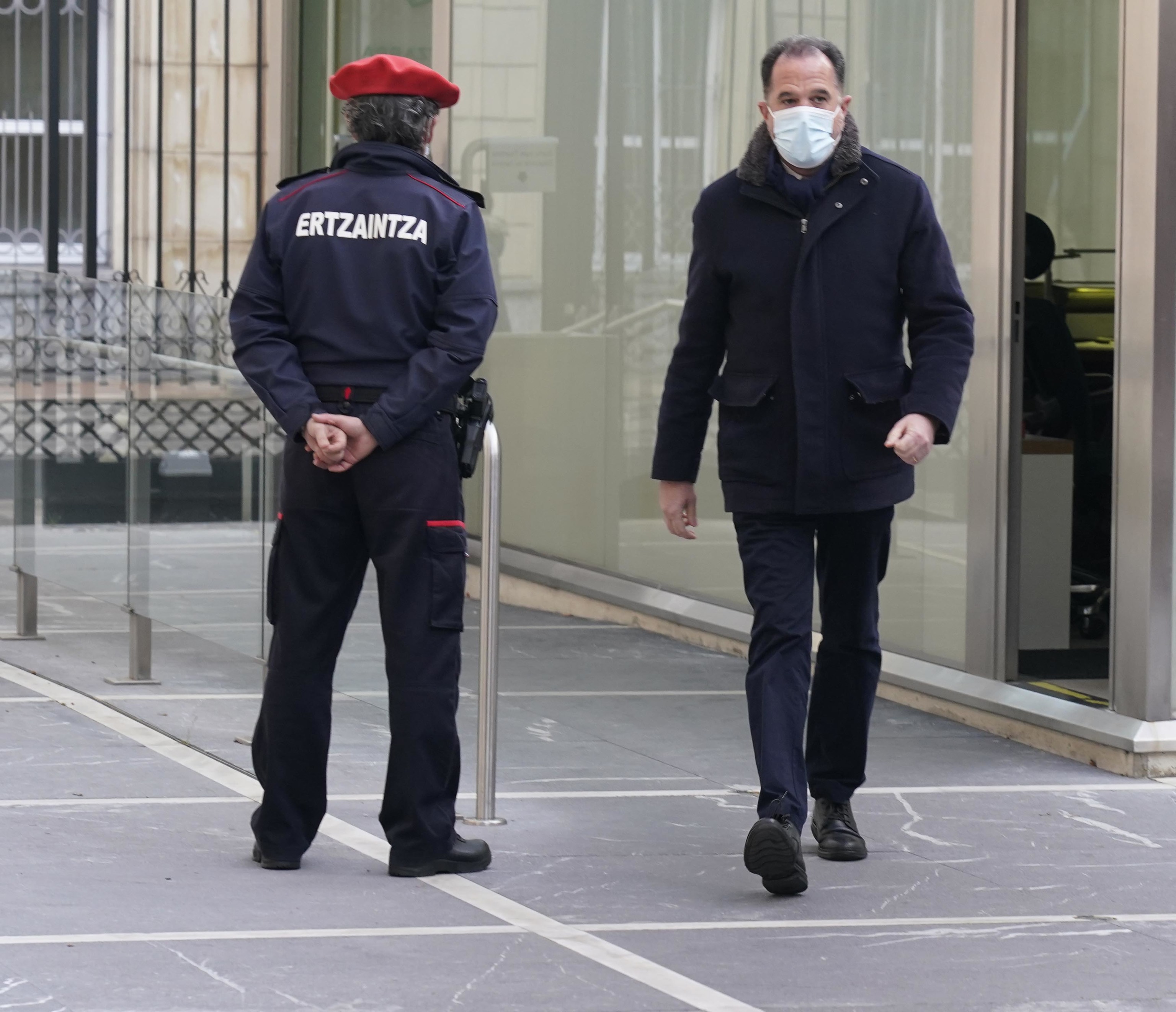 Le président du PP basque Carlos Iturgaiz à l'entrée du Parlement basque à Vitoria.
