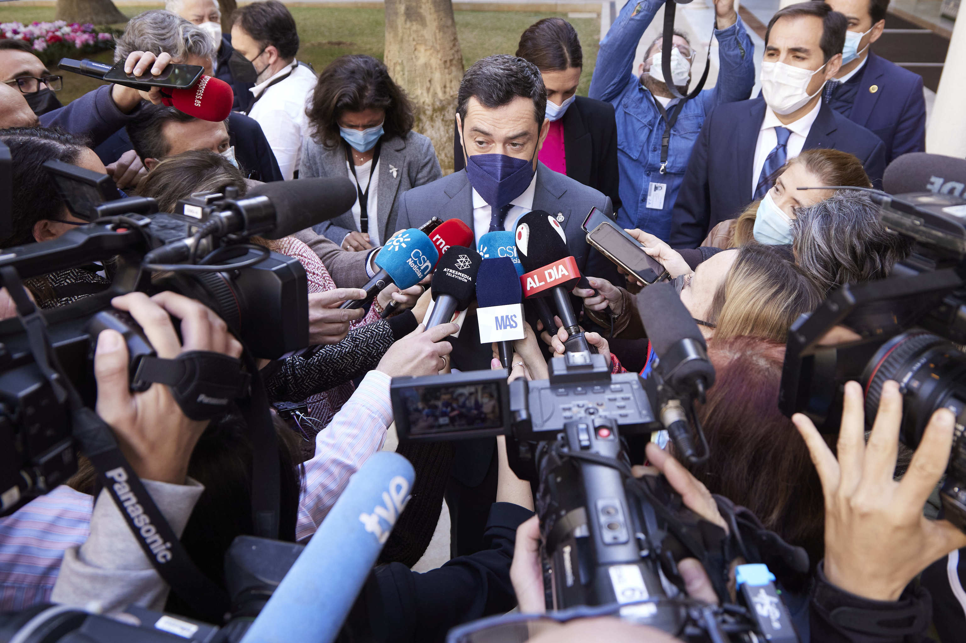 Juanma Moreno assiste à la presse du Parlement andalou.