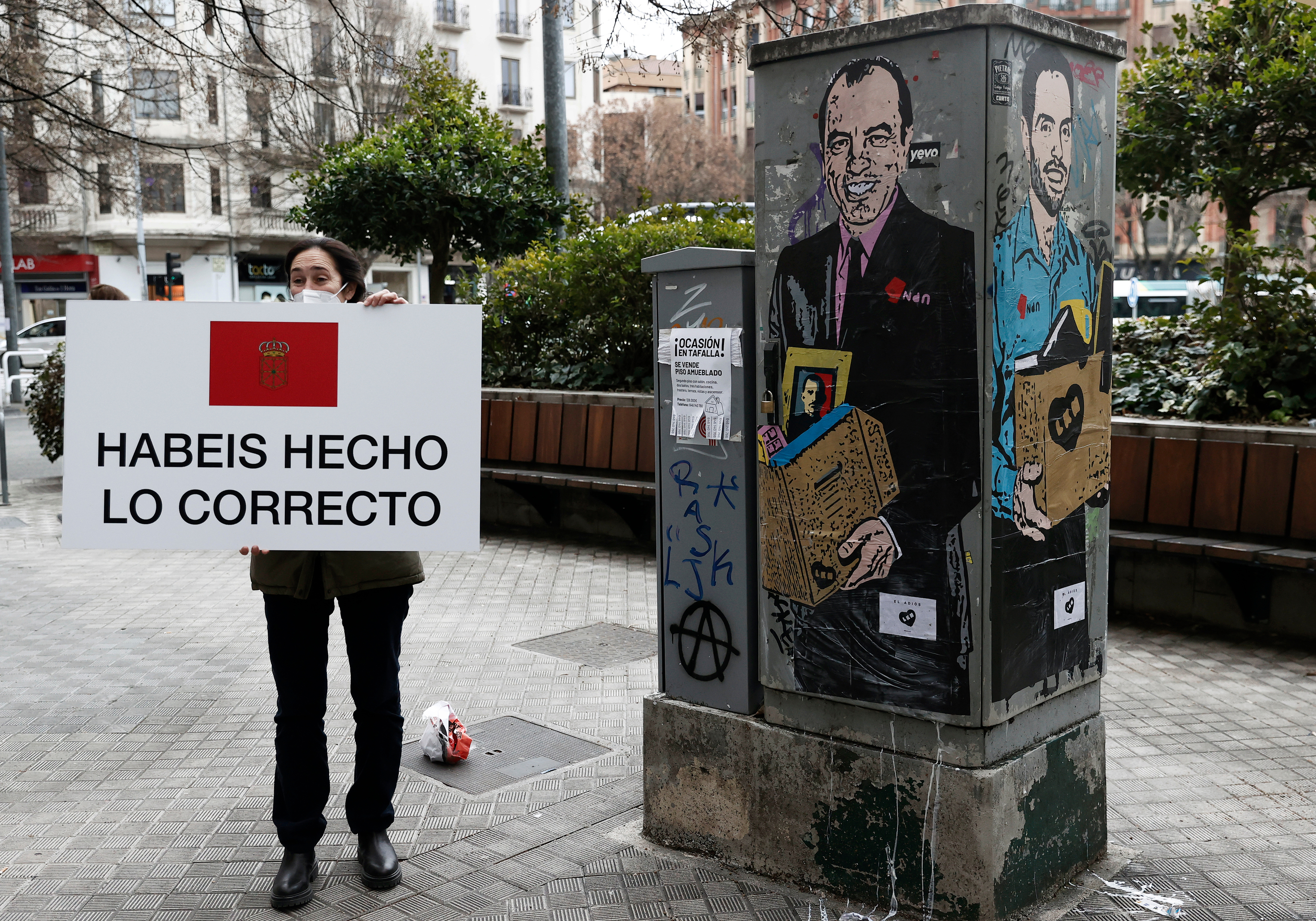 Un militant UPN soutient les députés, à Pampelune.