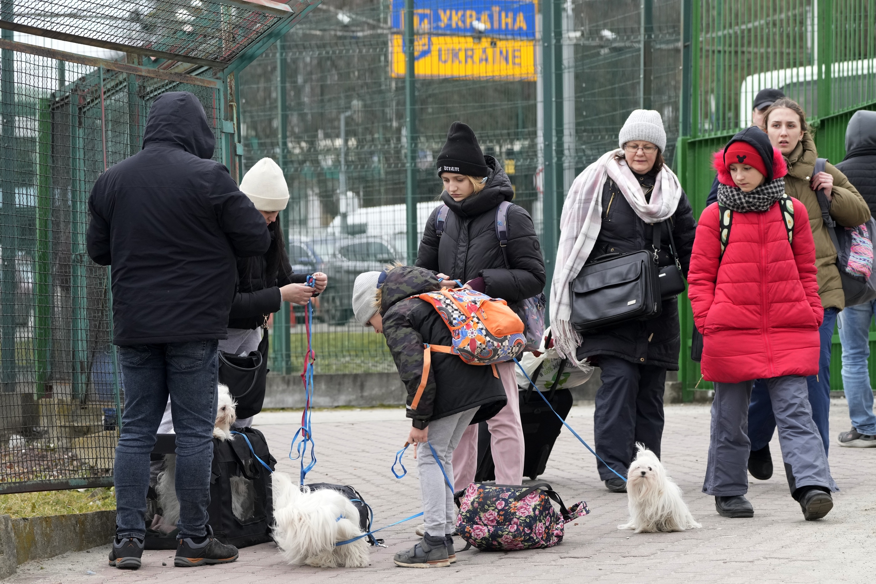 Les citoyens ukrainiens traversent la frontière depuis la Pologne.