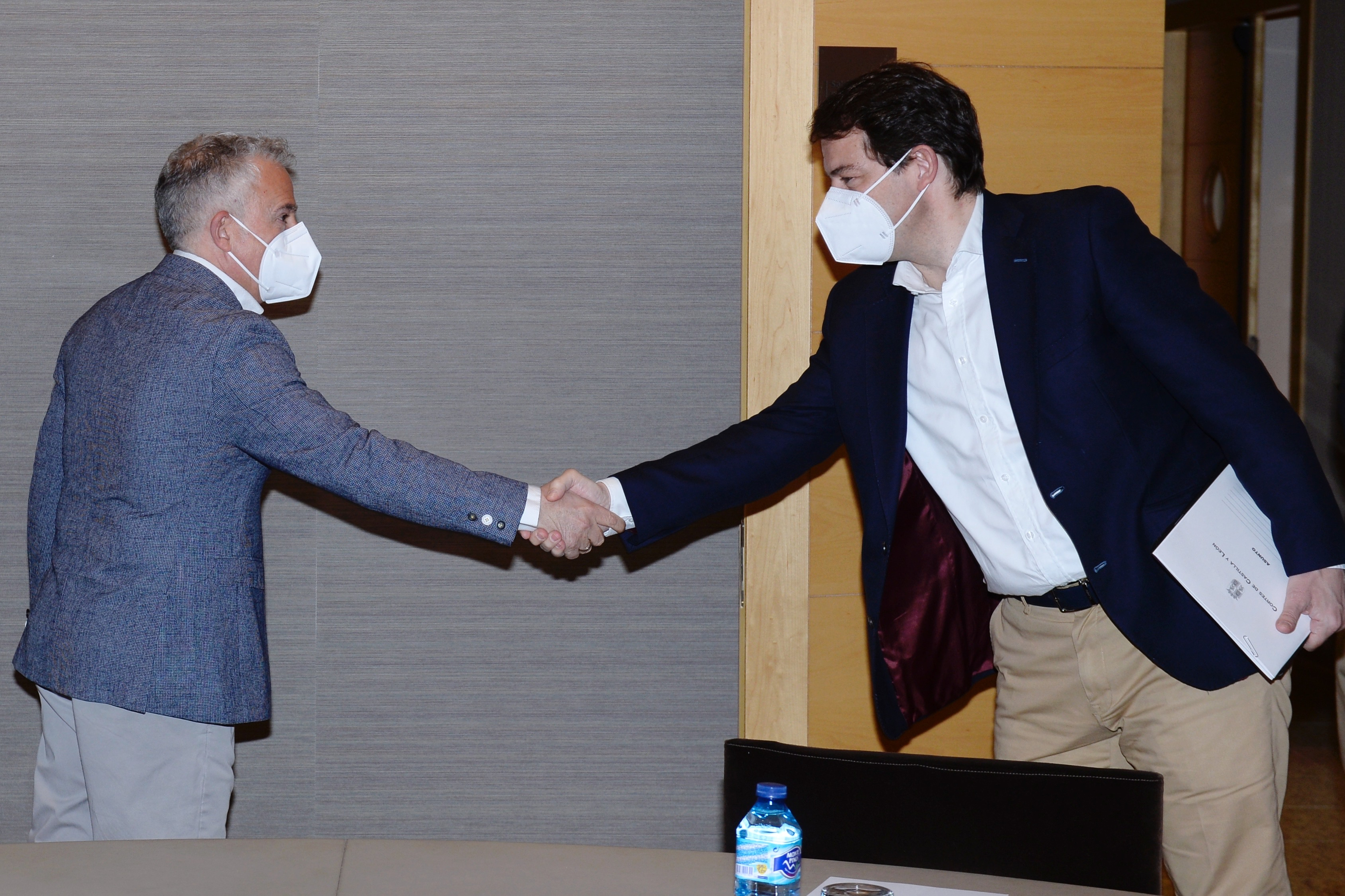 Ángel Ceña et Alfonso Fernández Mañueco se saluent au début de leur rencontre à Valladolid.
