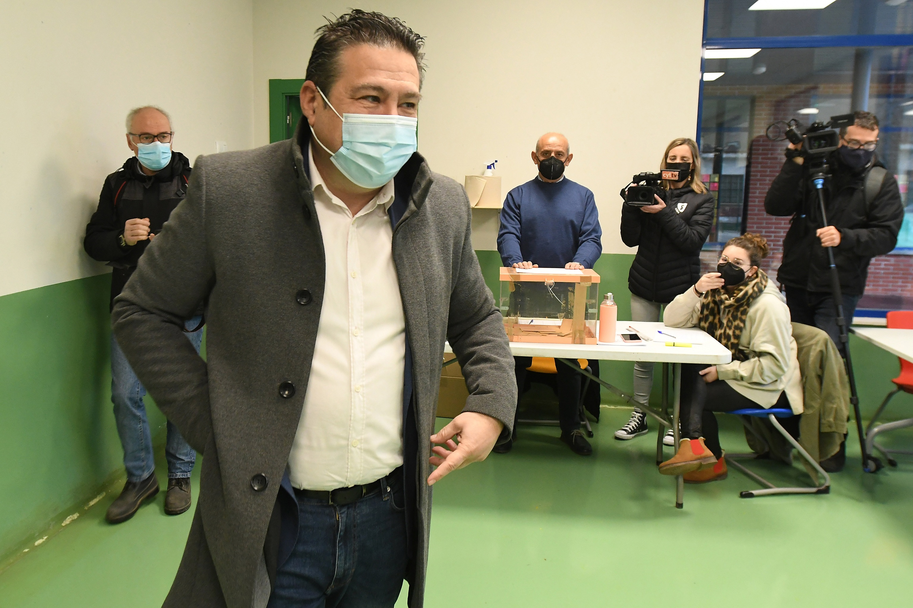 Le candidat de l'Union du peuple léonais, Luis Mariano Santos, vote ce dimanche à Cistierna.