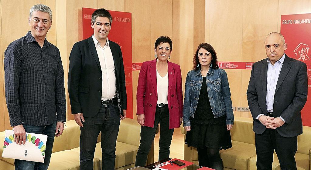 Les socialistes Adriana Lastra et Rafael Simancas, avec Mertxe Aizpurua, Oskar Matute et Gorka Elejabarrieta, de Bildu.