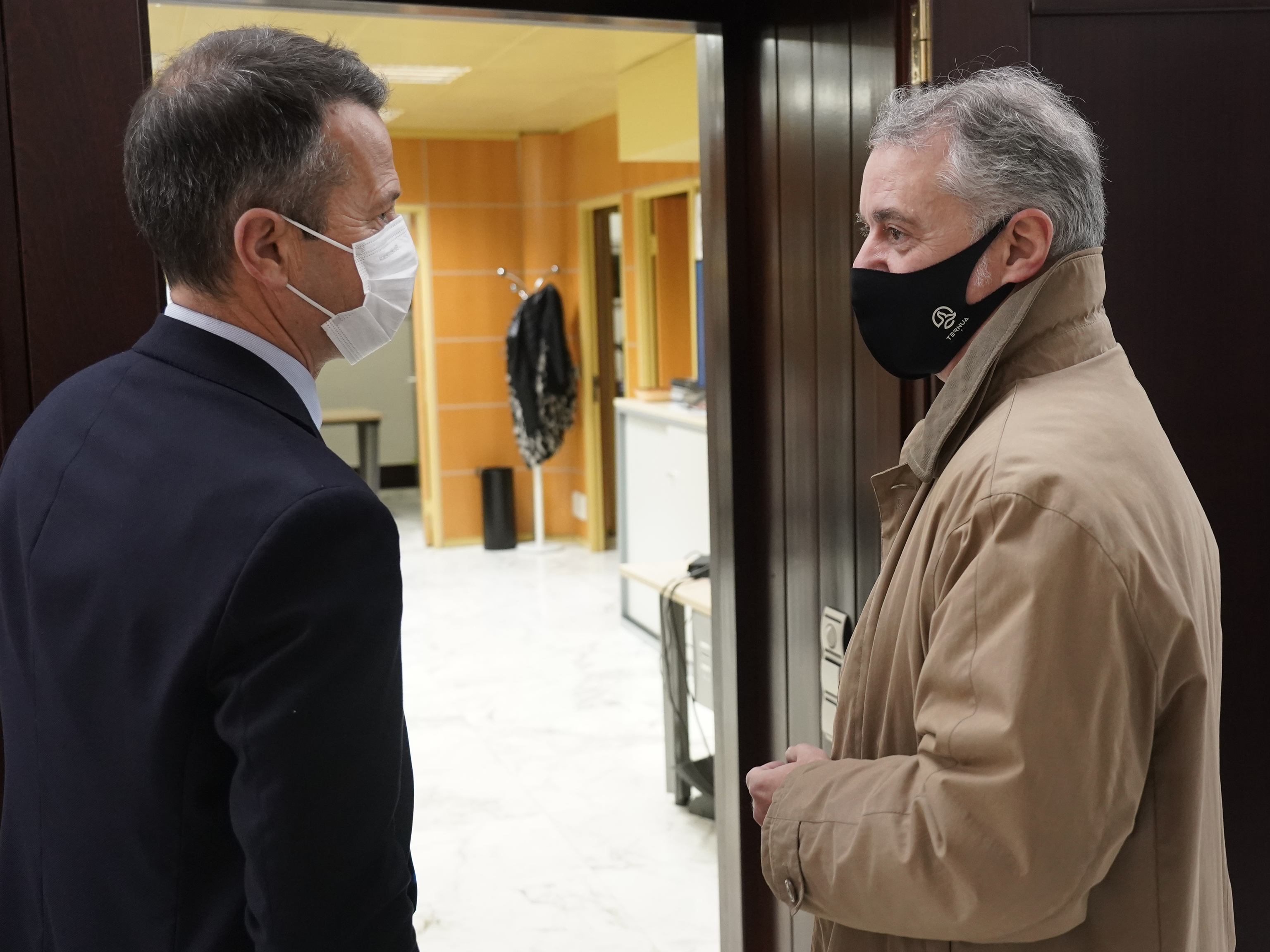 Urkullu, à droite, s'entretient avec son ministre de l'Éducation