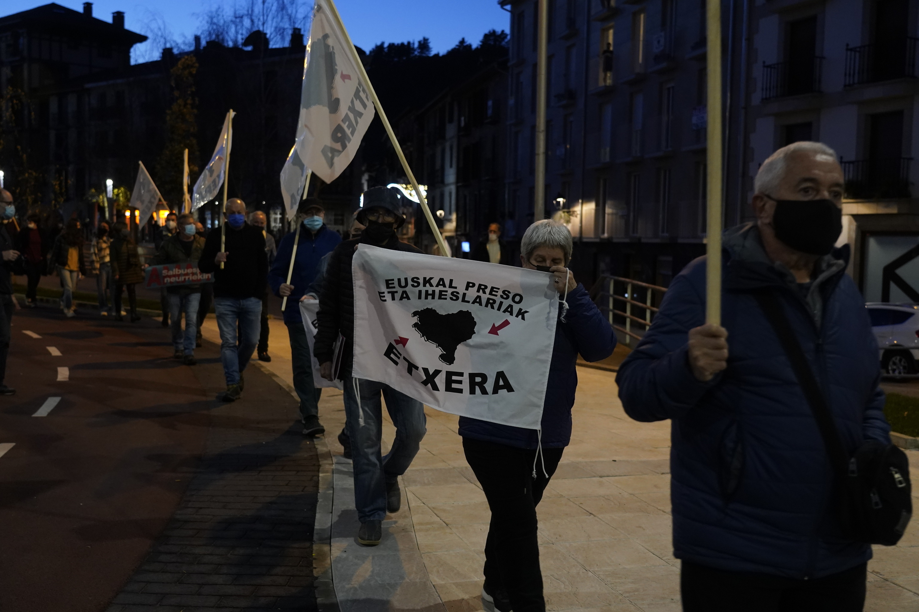 Les supporters de Sare participent à une marche organisée à Mondrag