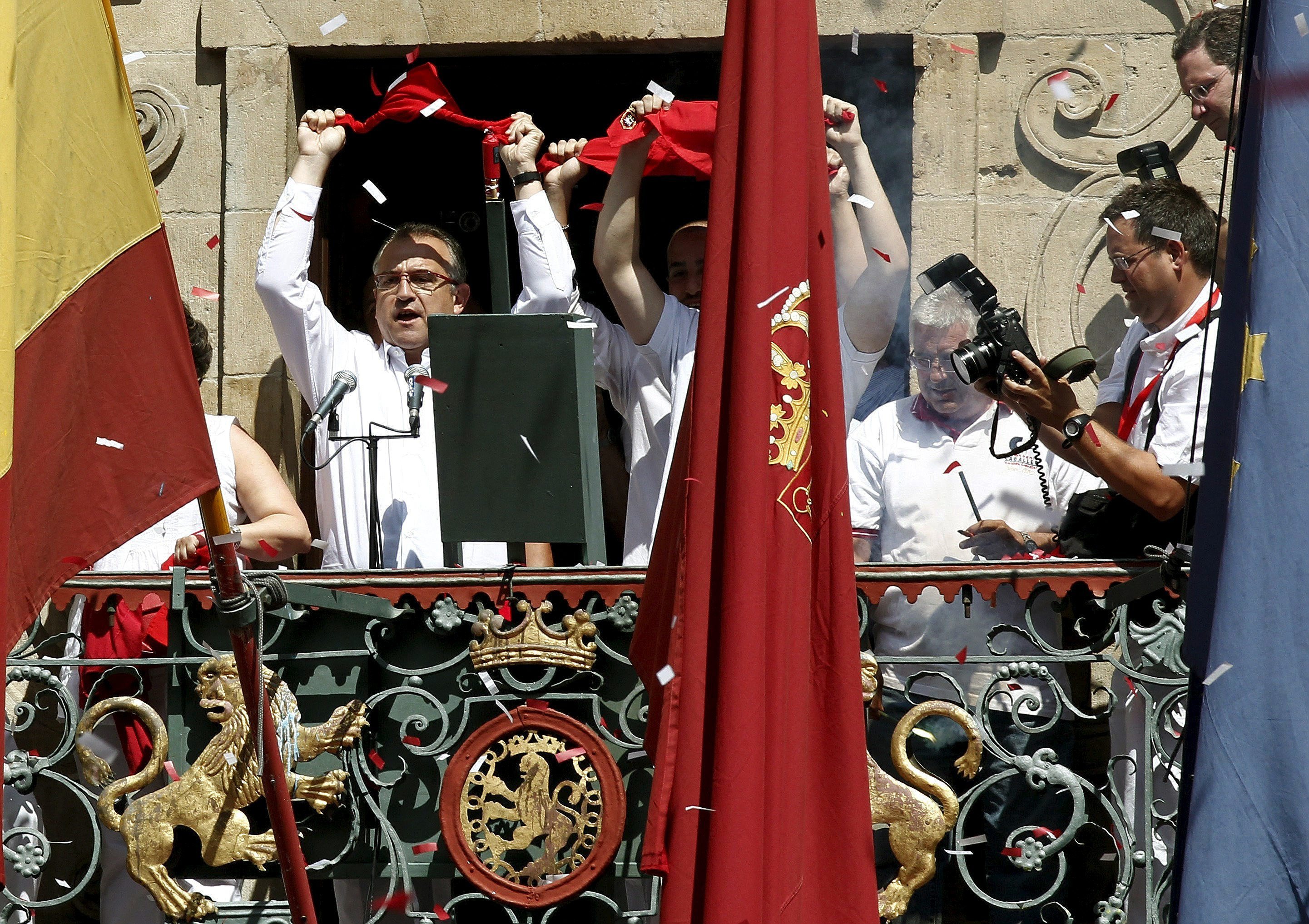 Enrique Maya, à gauche de l'image, montre le foulard San Fermín après le lancement de la fusée San Fermín en juillet 2011.