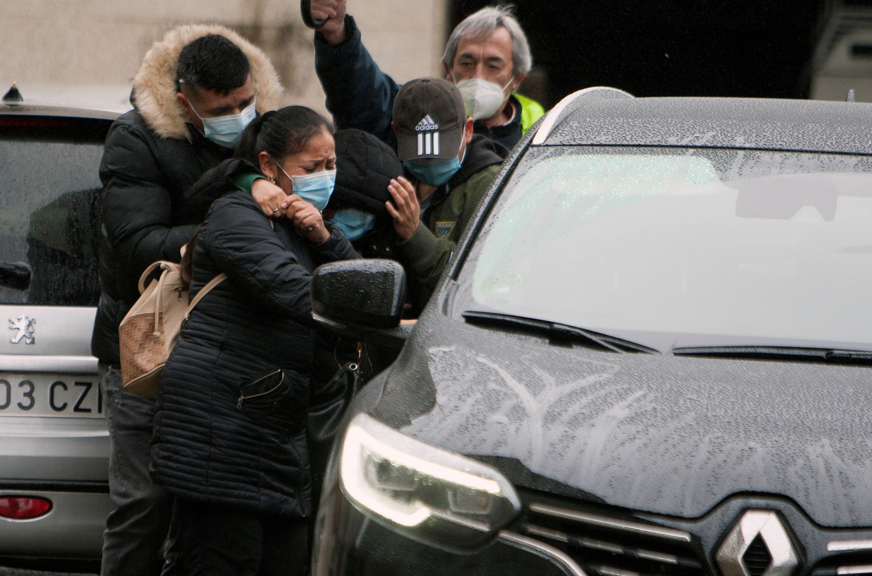 Les proches de l'équipage du navire coulé quittent la maison de l'armateur à Marín.