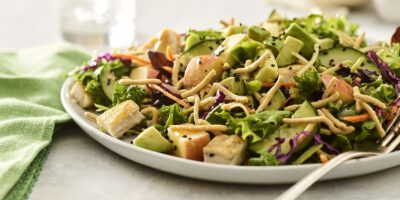 Noodles & Company élargit son menu de salades appétissantes avec l&rsquo;introduction de deux nouvelles salades fraîches : la salade asiatique aux pommes et aux agrumes avec du poulet et la salade mexicaine de maïs de rue avec du poulet