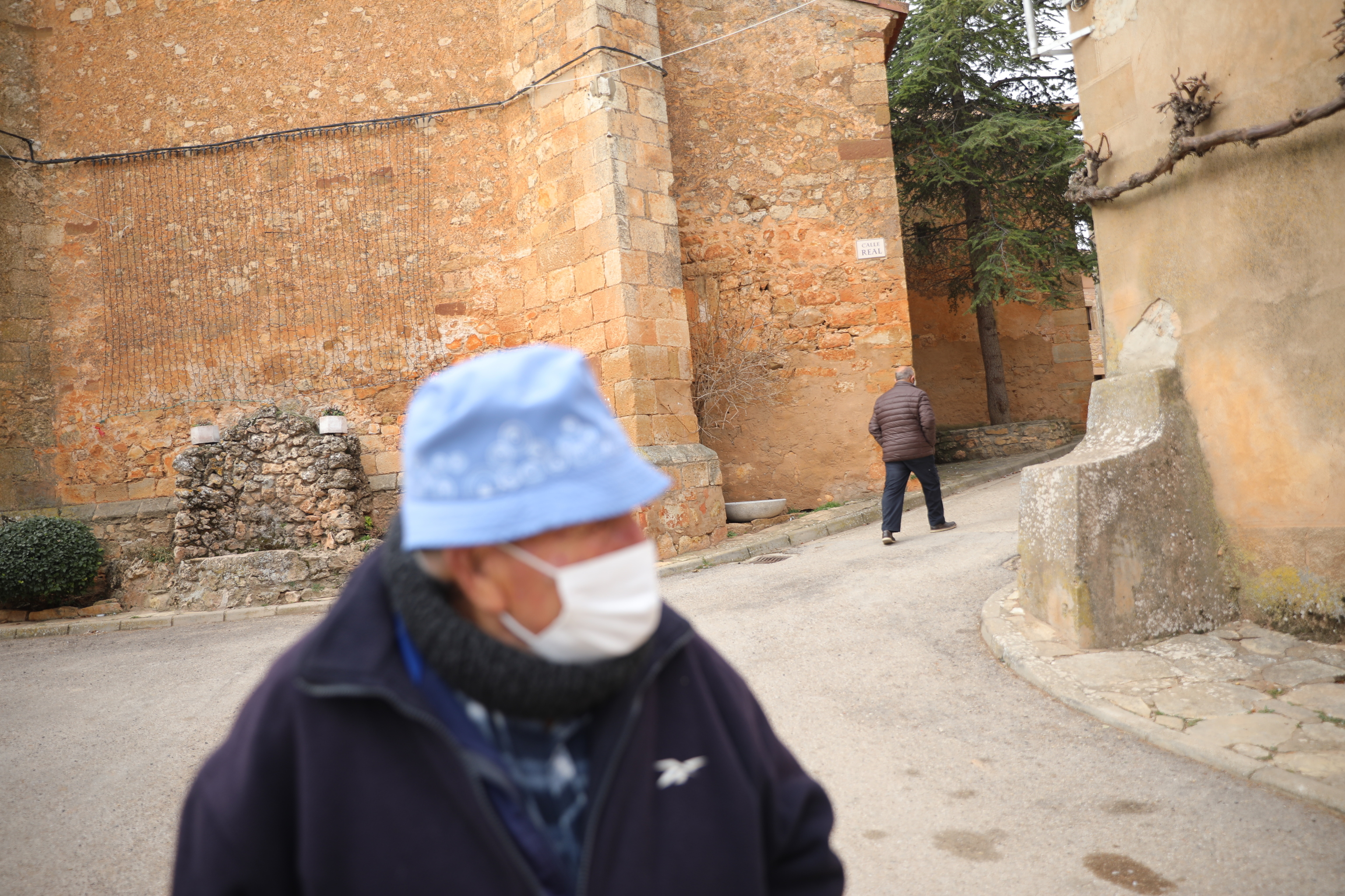 Un homme va voter à Arenillas (Soria).