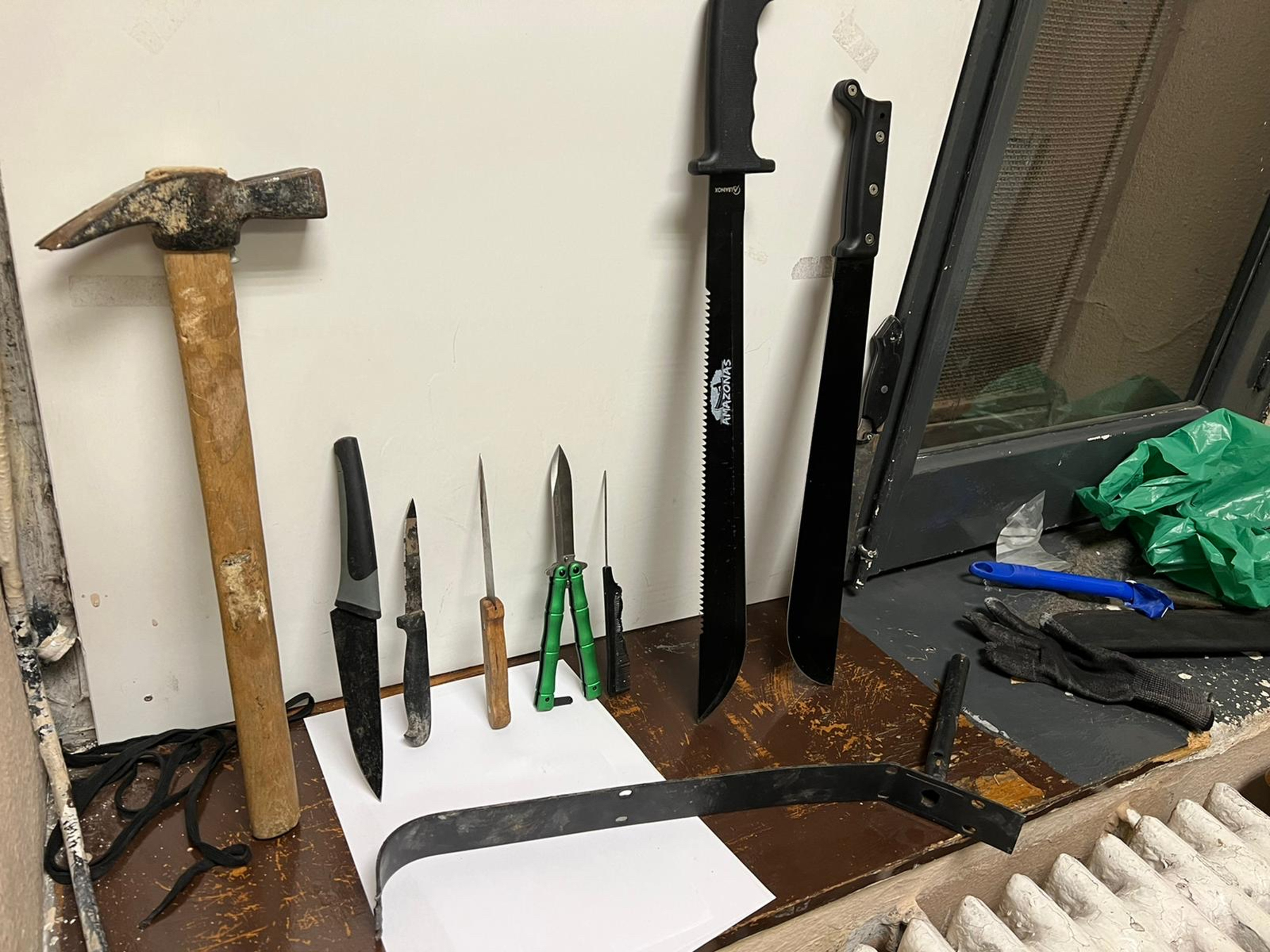 Armes blanches et machettes saisies par la police