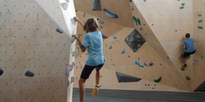Initiation à l’escalade de bloc indoor : par où commencer ?
