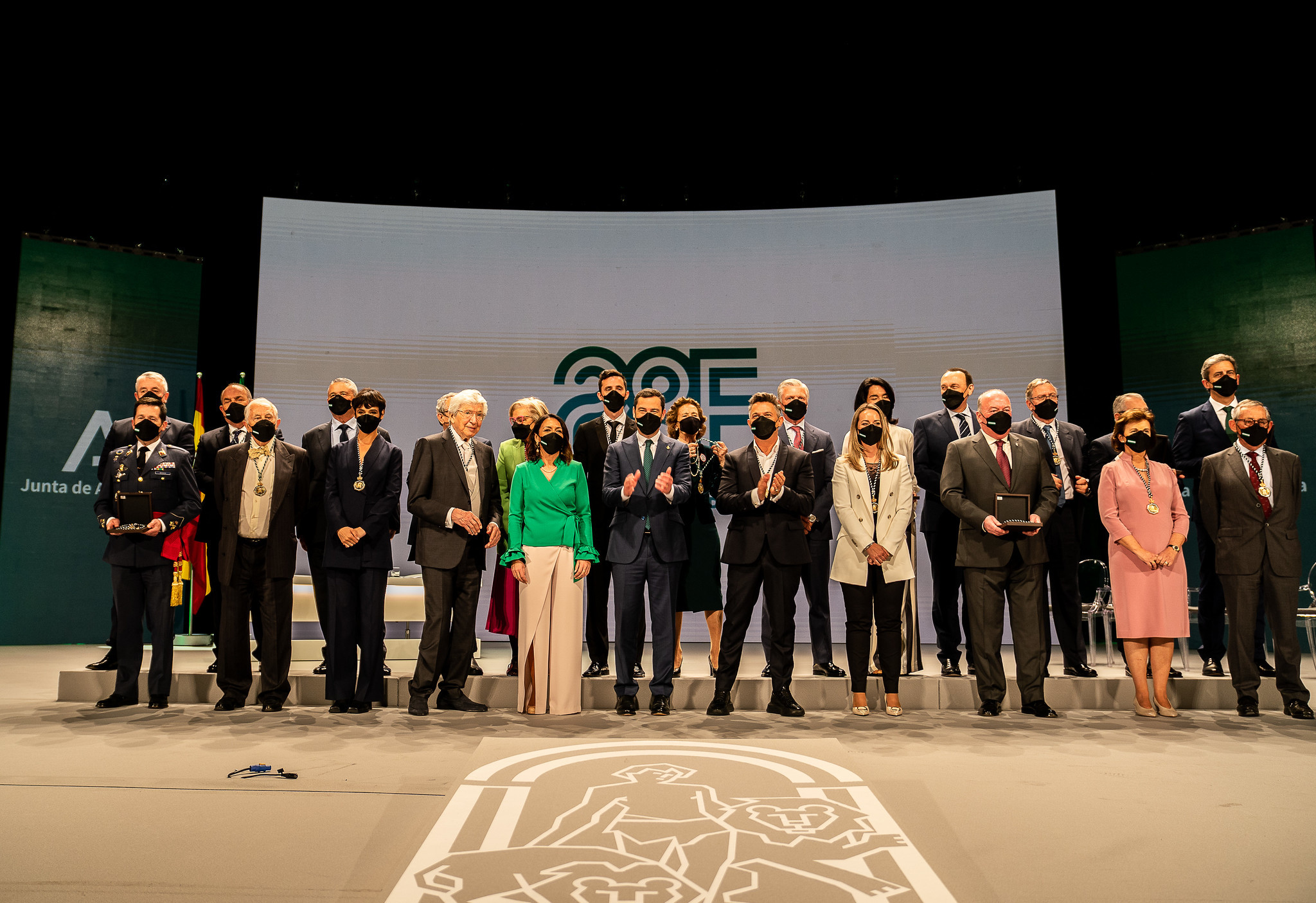 Photo de famille de la présidente du Conseil, Juanma Moreno, et de la présidente du Parlement, Marta Bosquet, avec les gagnants.