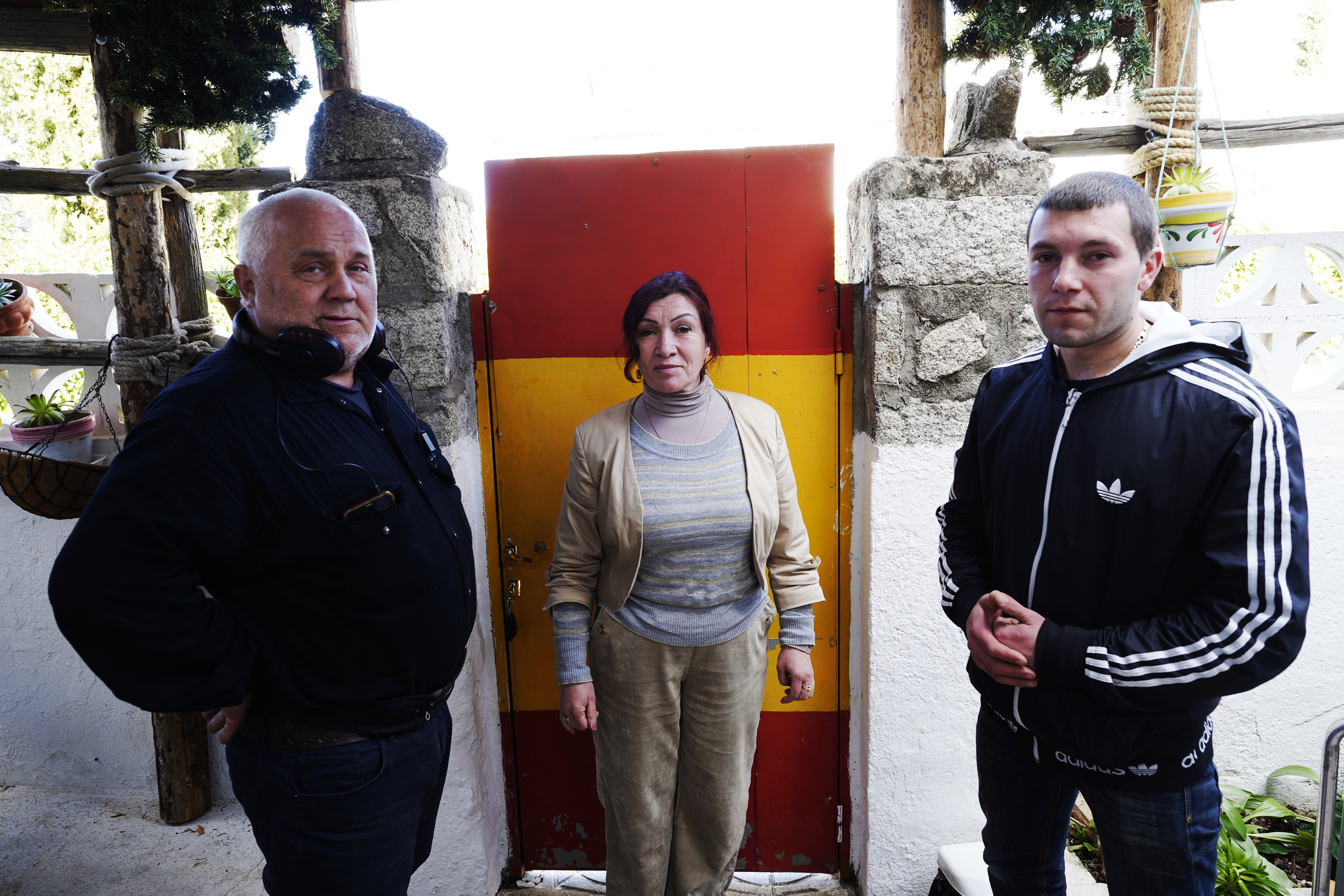 Vladislav, Teitana et Ruslan, membres de la famille ukrainienne qui ont accueilli