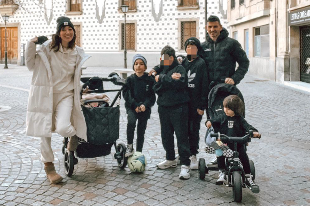 Nerea et Javier avec leurs enfants.