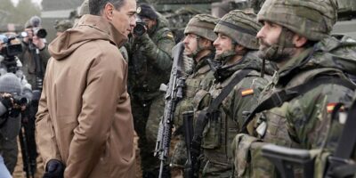 Sánchez se rend à la frontière avec la Russie pour renforcer l&rsquo;engagement du gouvernement envers l&rsquo;OTAN malgré Podemos