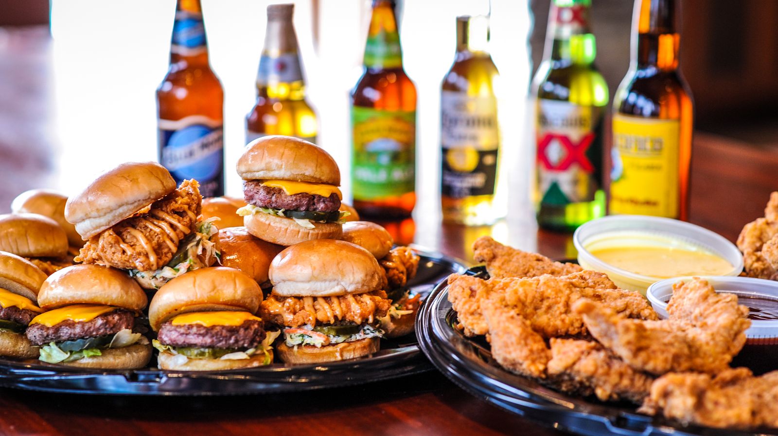Champps Kitchen + Bar présente de nouvelles promotions pour le tournoi de basketball universitaire de mars