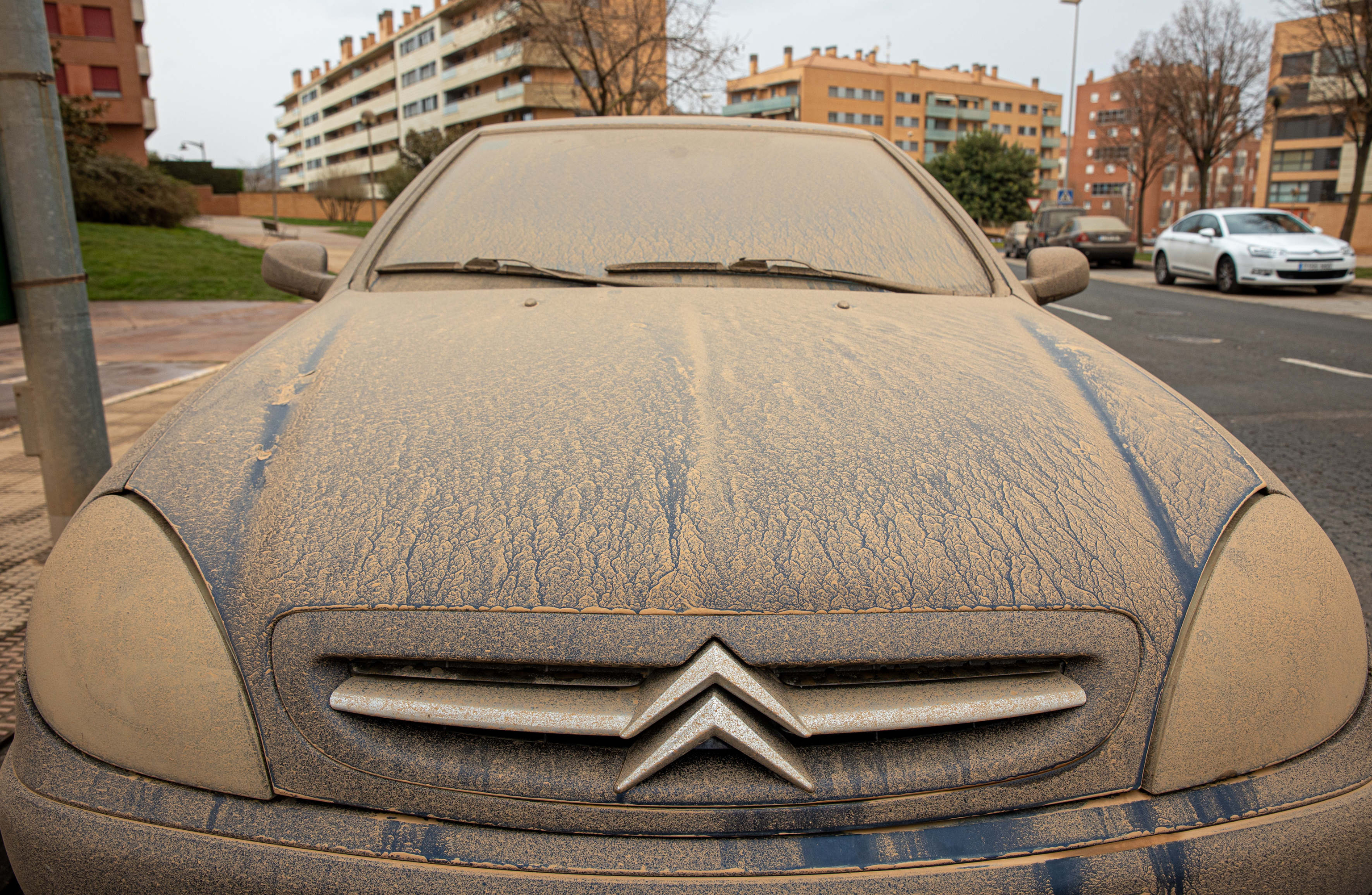 vue d'une voiture couverte de poussière en suspension