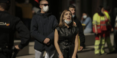 L&rsquo;Allemagne interdit l&rsquo;entrée à la néo-nazie Isabel Peralta pour avoir tenté d&rsquo;introduire des croix gammées et de la propagande nazie