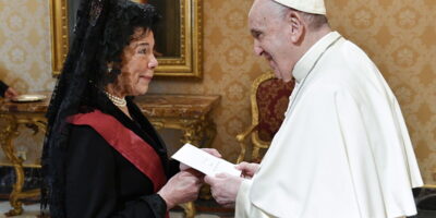 Le pape plaisante avec Isabel Cela lors de la présentation de ses lettres de créance en tant qu&rsquo;ambassadrice : « Merci d&rsquo;être venu avec un peigne »