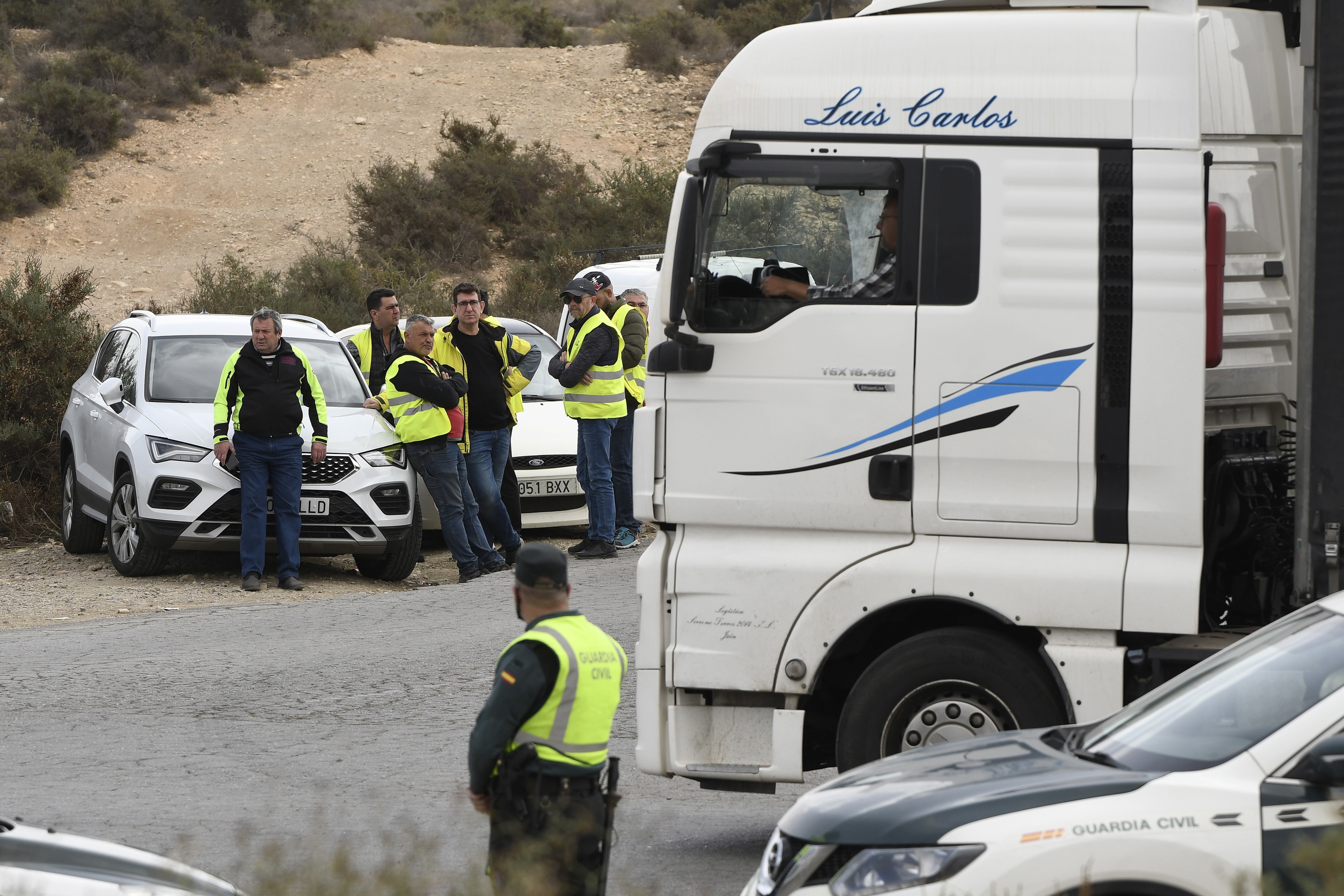 Un groupe de transporteurs avec leurs camions s'est arrêté à Almer