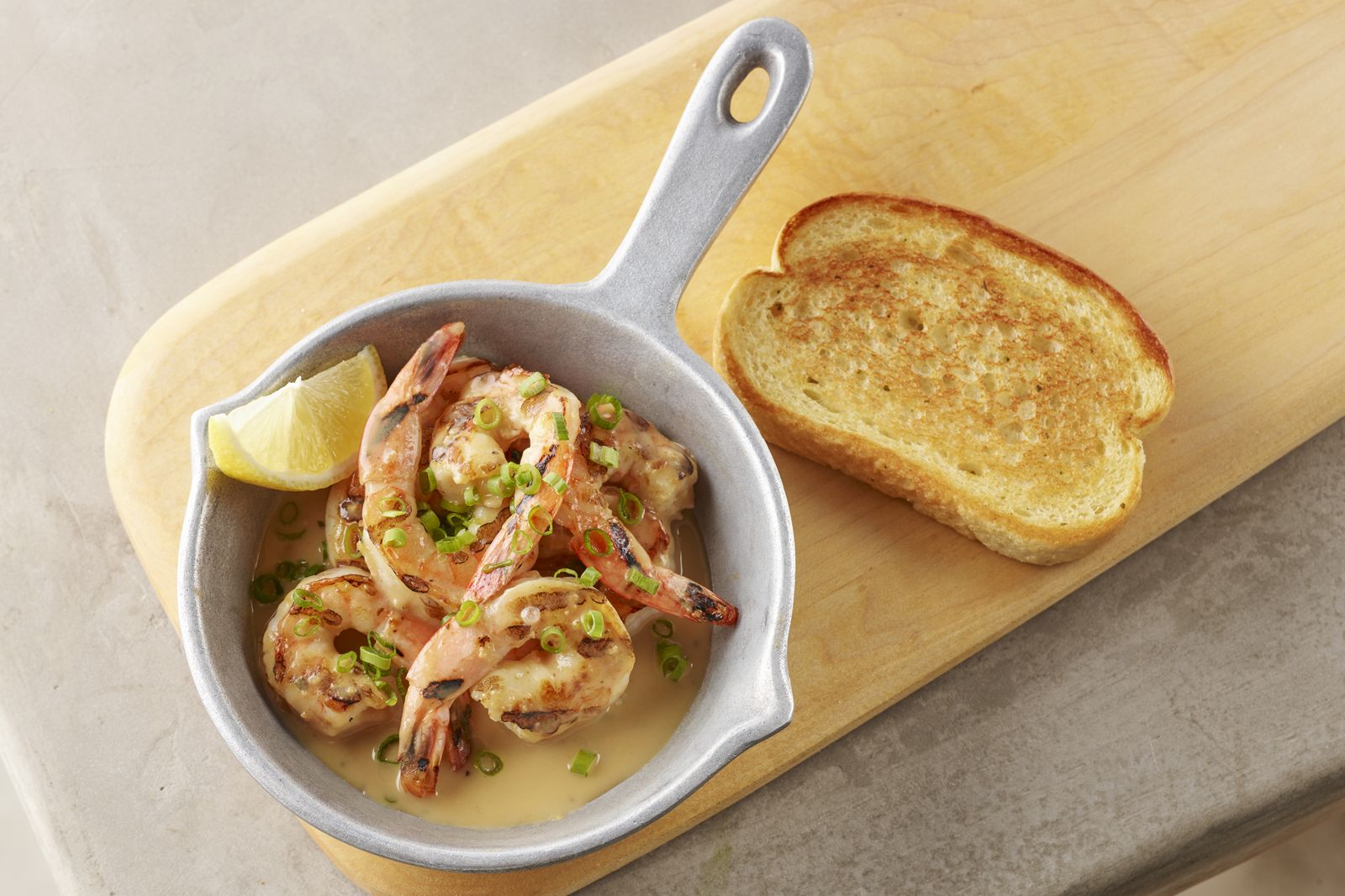 Crevettes BBQ à la Louisiane Smokey Bones Smokey Bones ajoute de la nouvelle viande des profondeurs (Blue Sea)