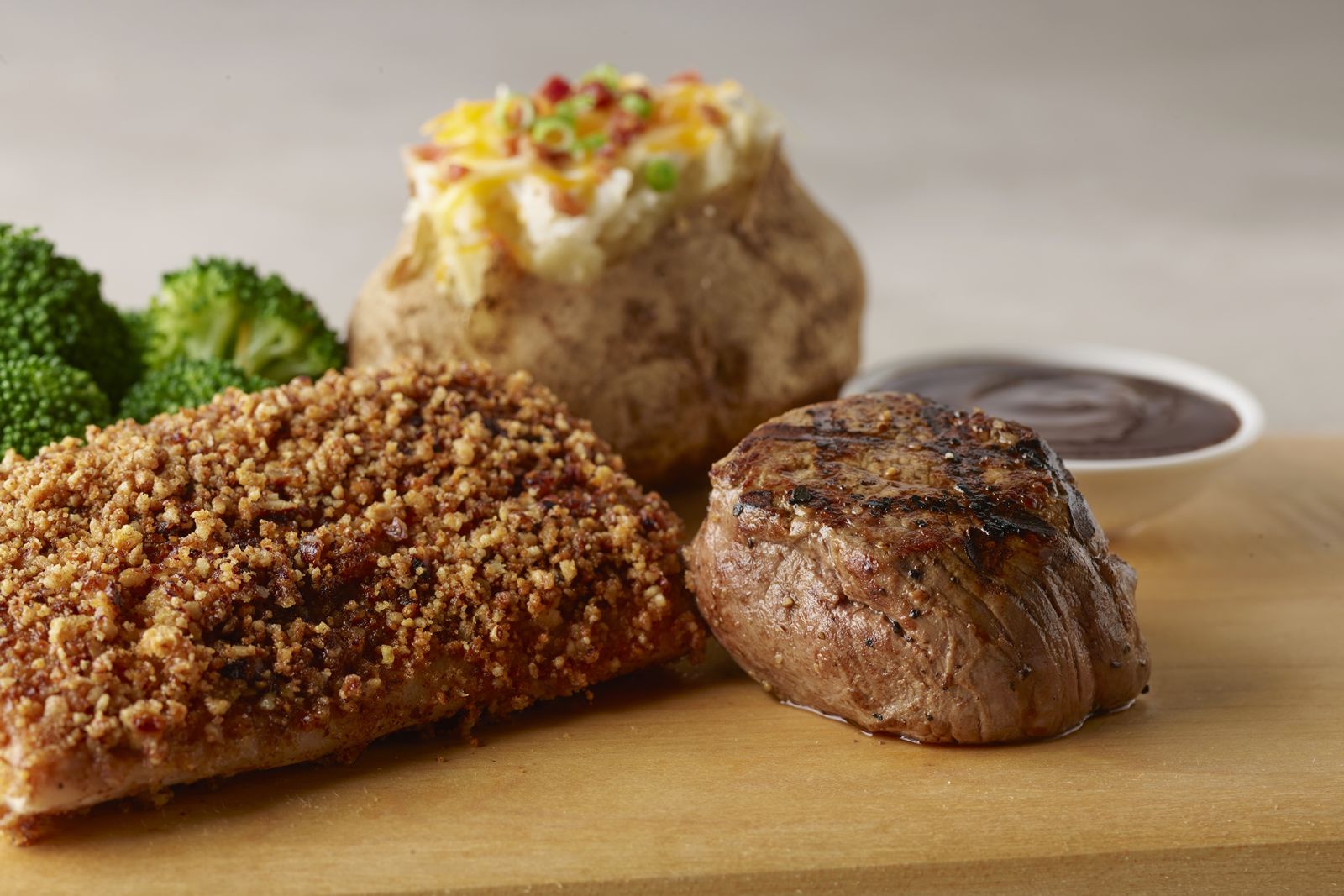 Mahi en croûte de noix de pécan Smokey Bones + médaillon de filet Smokey Bones ajoute de la nouvelle viande des profondeurs (Blue Sea)