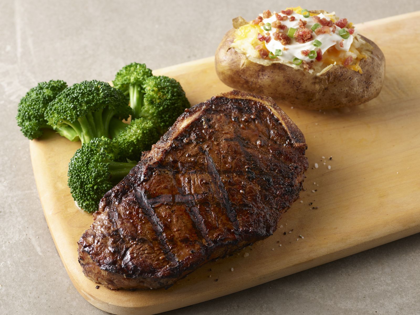 Os fumés 16 oz. NY Strip avec os Smokey Bones ajoute de la nouvelle viande des profondeurs (Blue Sea)