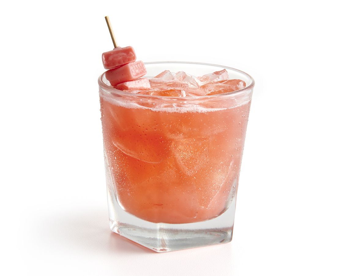 Swizzle à la fraise rose Smokey Bones Smokey Bones ajoute de la nouvelle viande des profondeurs (Blue Sea)