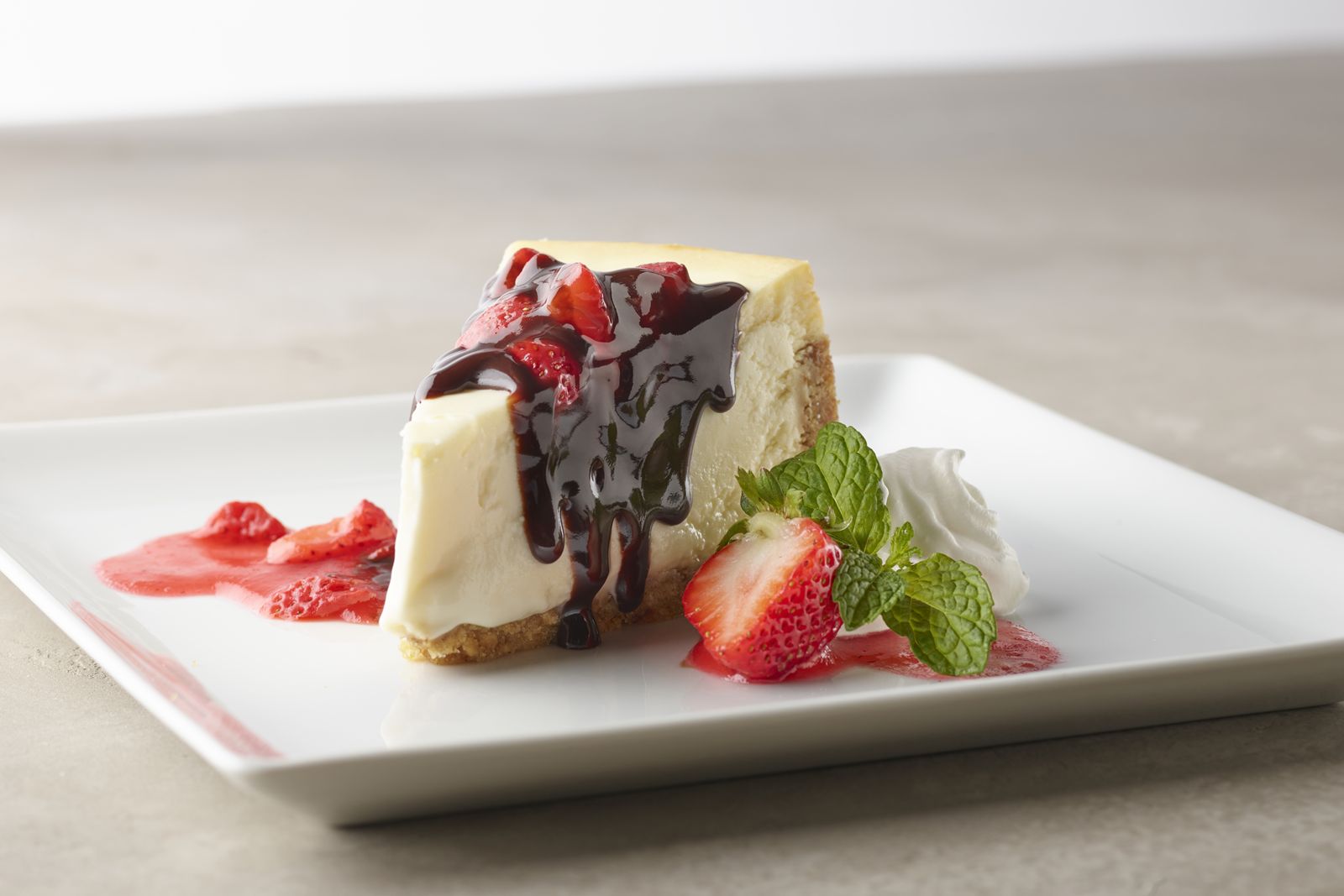 Gâteau au fromage aux fraises enrobé de chocolat Smokey Bones Smokey Bones ajoute de la nouvelle viande des profondeurs (Blue Sea)